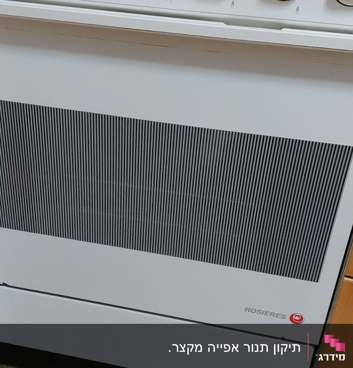 תנור אפייה עם כפתורי שליטה ולוח מחוונים